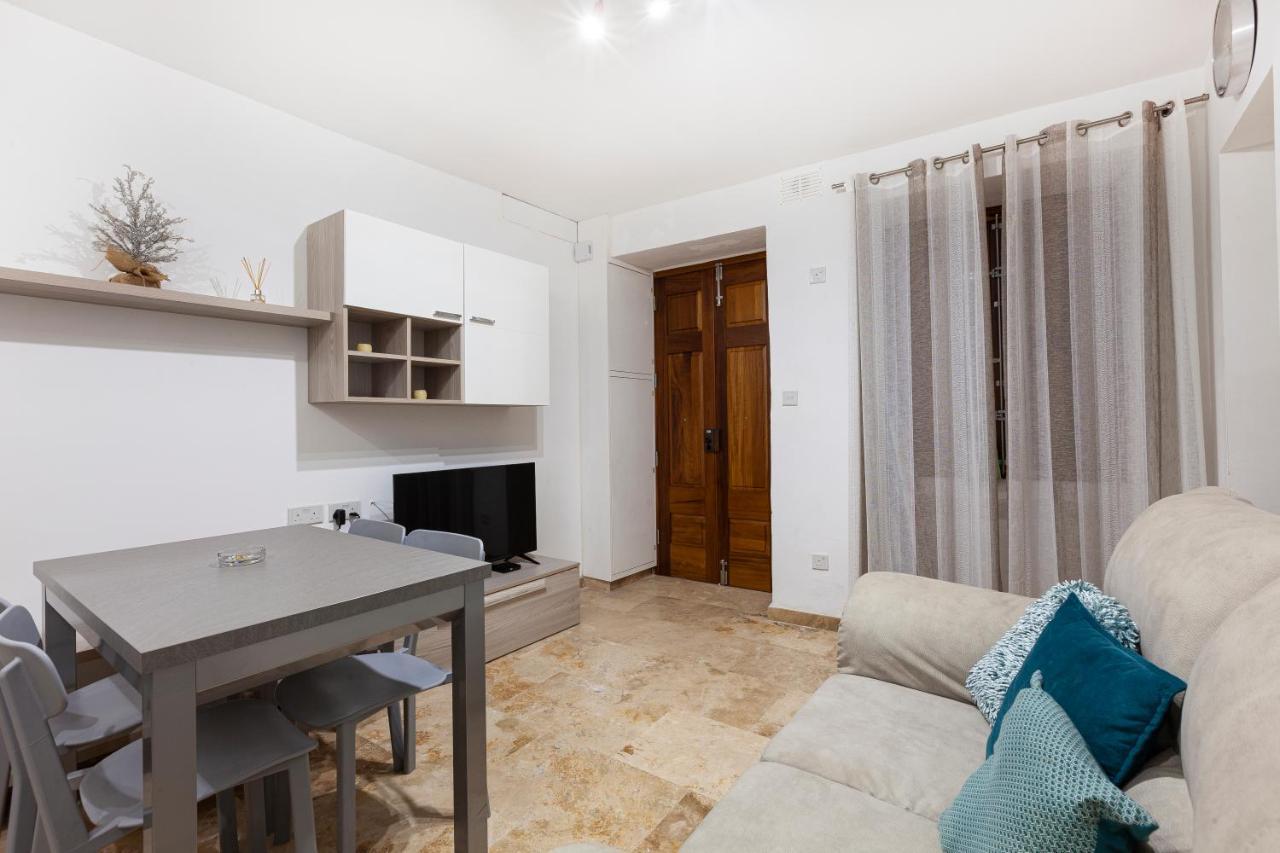 Designer Home With Comfy Sofa In Central Valletta By 360 Estates Bagian luar foto