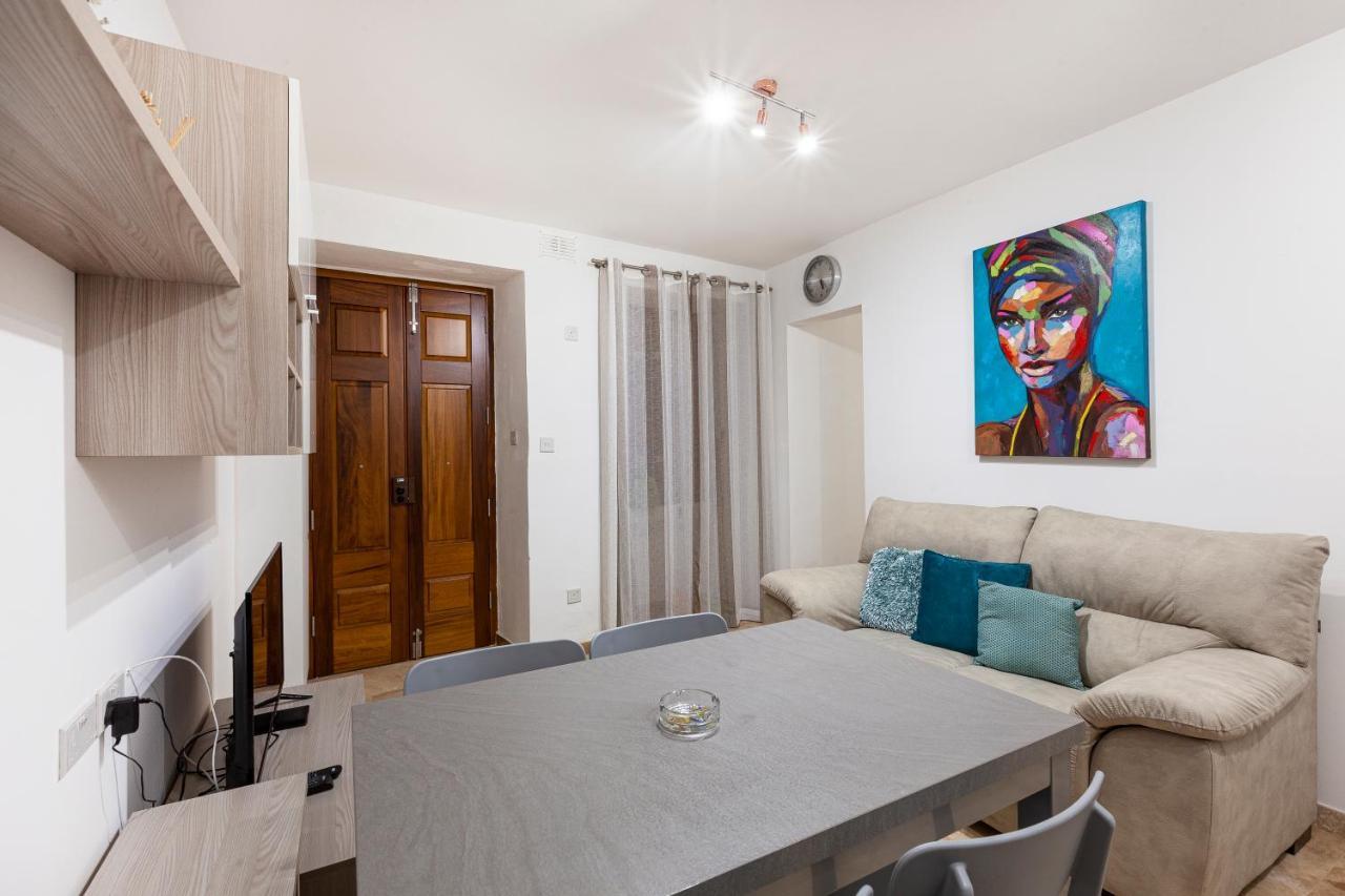 Designer Home With Comfy Sofa In Central Valletta By 360 Estates Bagian luar foto