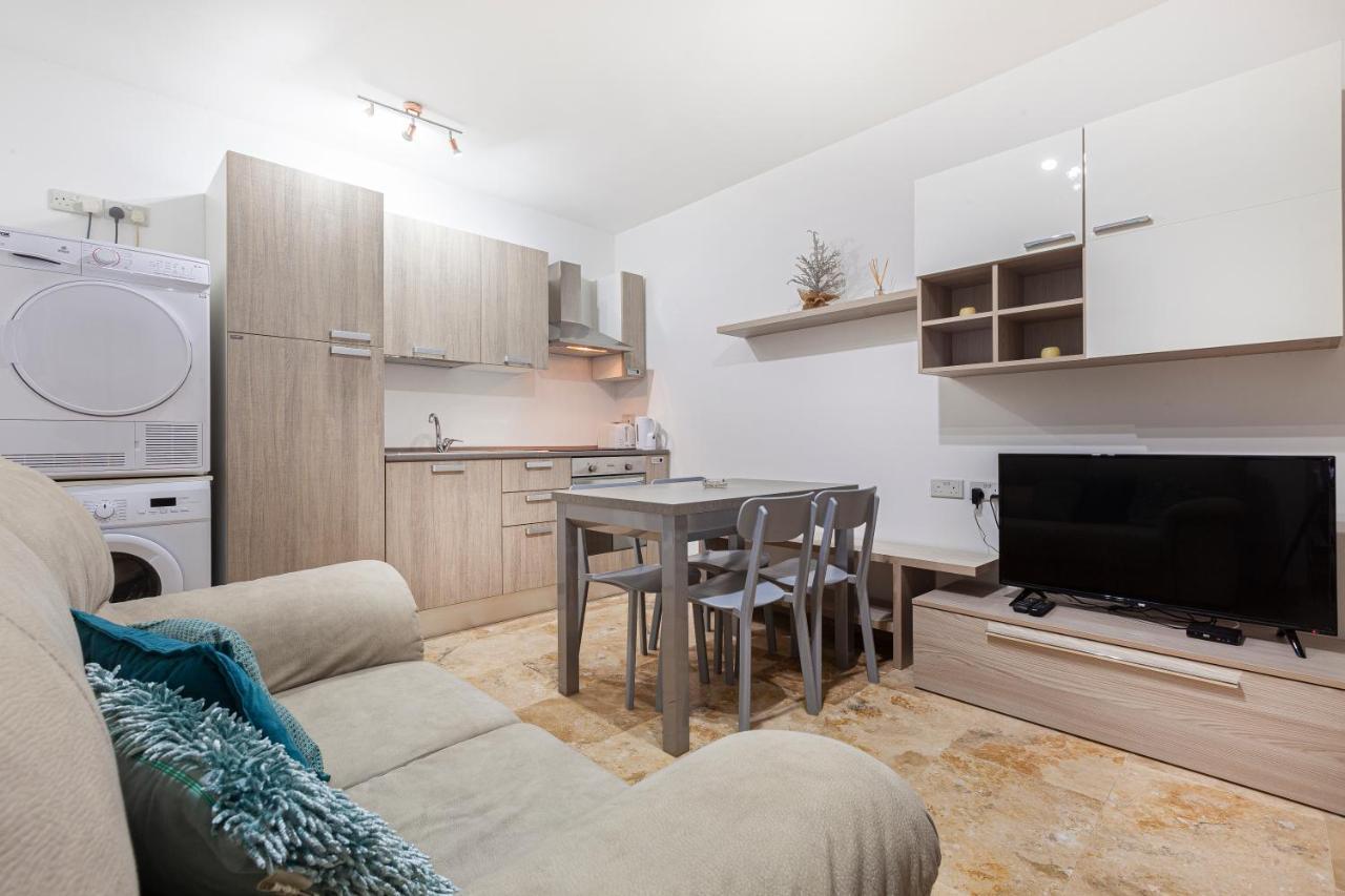 Designer Home With Comfy Sofa In Central Valletta By 360 Estates Bagian luar foto