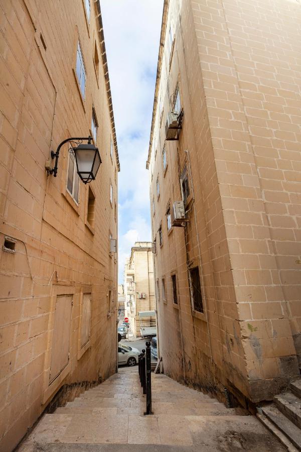 Designer Home With Comfy Sofa In Central Valletta By 360 Estates Bagian luar foto