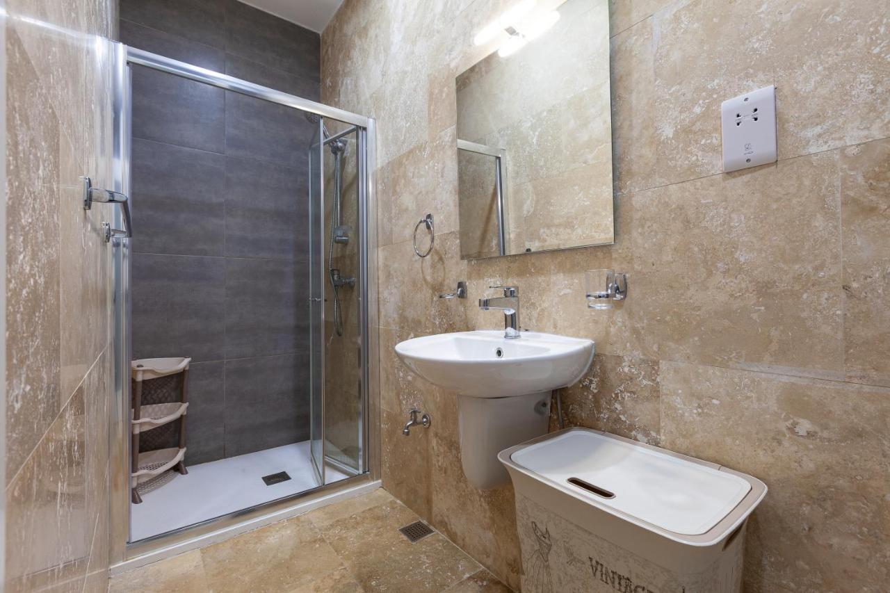 Designer Home With Comfy Sofa In Central Valletta By 360 Estates Bagian luar foto